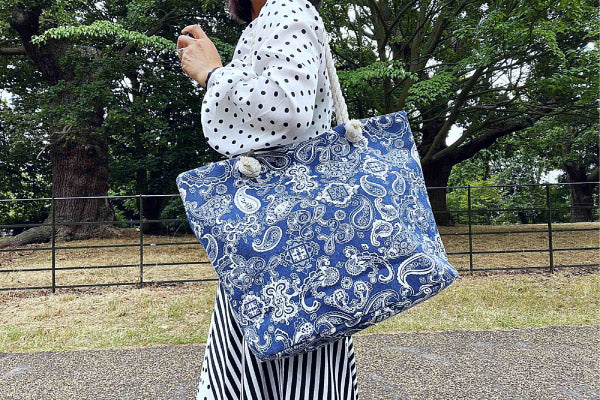 Stylish Floral Canvas Tote Bag- Large Capacity, Zipper Closure - Foldable Design for Shopping & Beach - Great Gift Idea